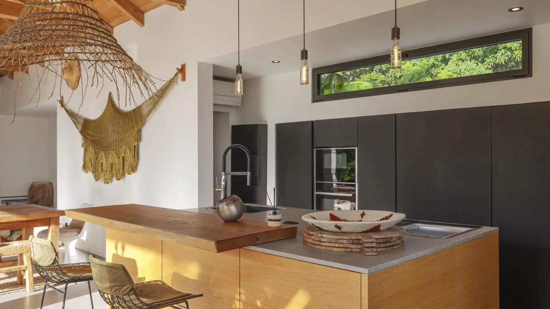 Dreamy Villa With Pool and Views 古斯塔维亚