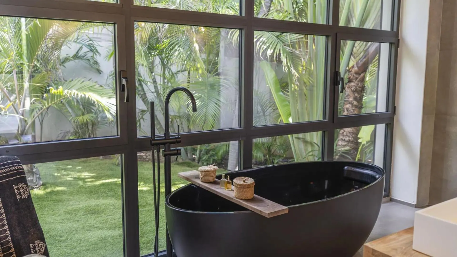Dreamy Villa With Pool and Views 古斯塔维亚
